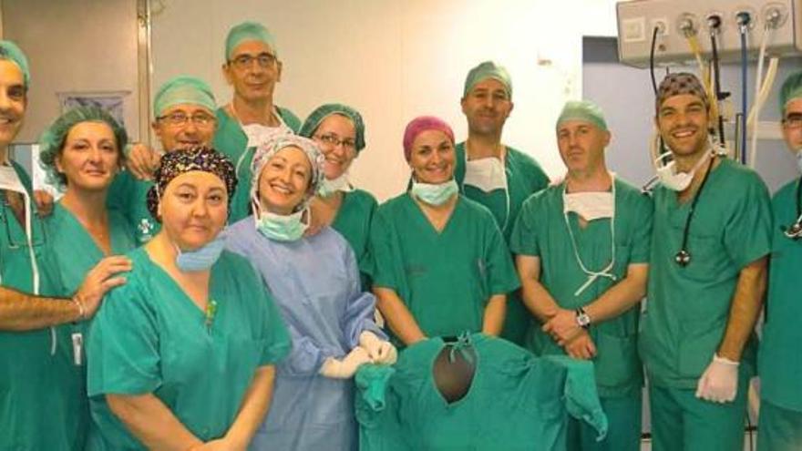 El equipo de Otorrinolaringología del Hospital General de Elda-Virgen de la Salud en el quirófano tras la exitosa intervención.