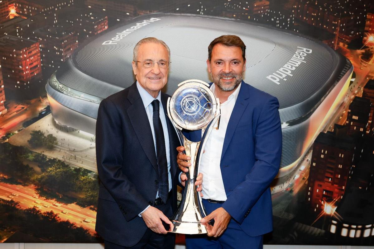 Florentino Pérez y José Tirado posan con el trofeo de la Champions de fútbol sala