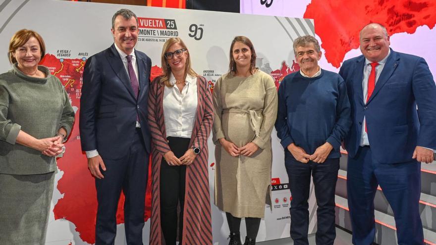 Por la izquierda, Mariví Monteserín, Javier Guillén, director de la Vuelta; Lara Martínez, Manuela Fernández, directora general de Deporte; Belarmino Fernández y César Álvarez, ayer en Madrid. |