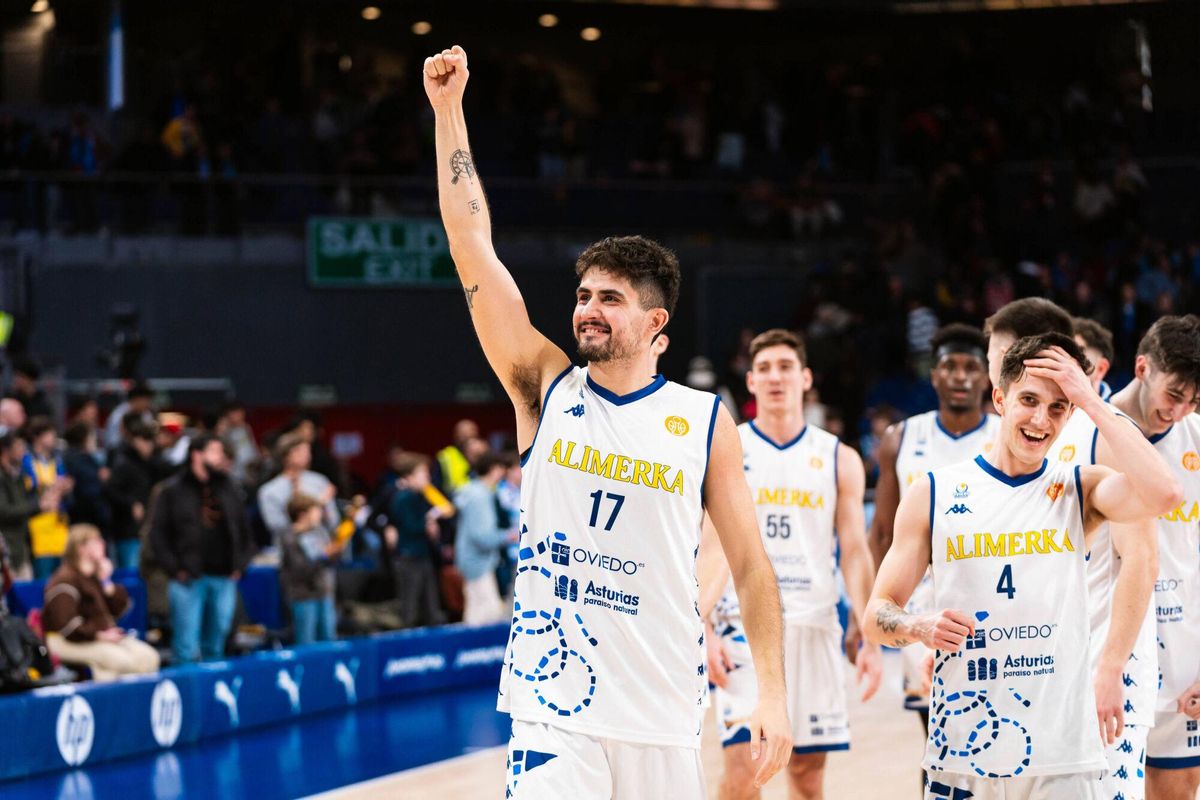 Marc Martí celebra el triunfo, puño en alto, junto a Lobaco, Valinotti, Amarante (tapado), Nweke y Langarita. BALONCESTO. MOVISTAR ESTUDIANTES. ALIMERKA OVIEDO