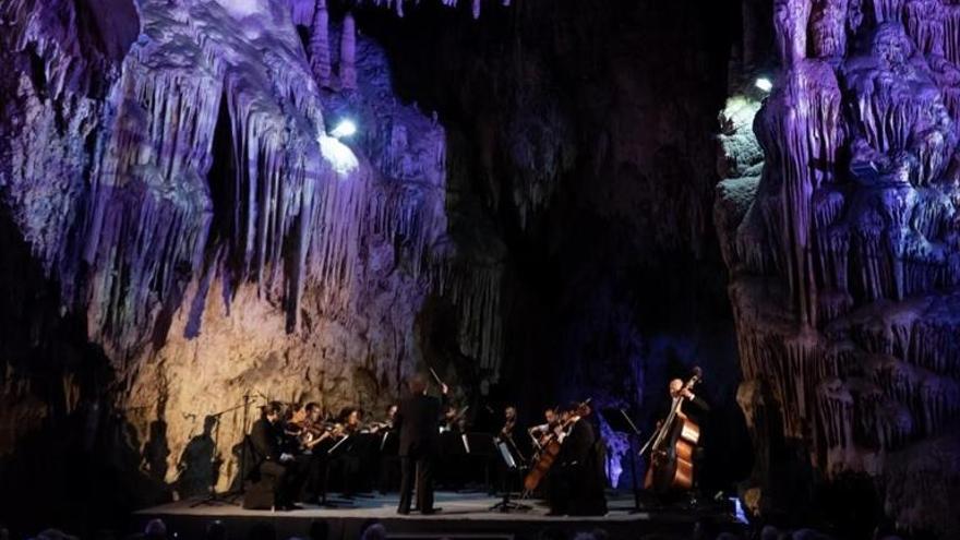 Nerja saca los conciertos de la cueva y protege al fin su preciado arte rupestre