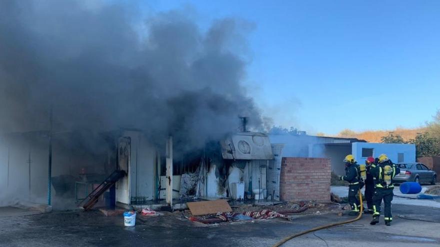 Los bomberos trabajan en la extinción.