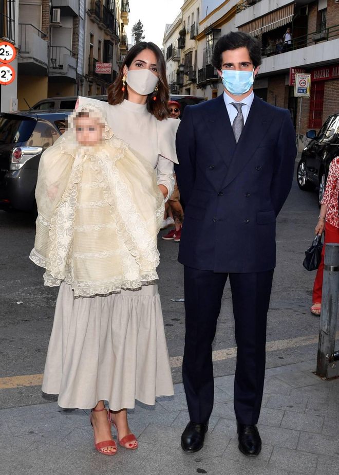 Los Duques de Huéscar junto a su hija Rosario el día del bautizo de la pequeña