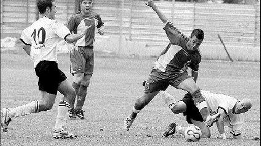 El avilesino Bastida lucha por el balón con el caudalista Miguel, mientras Borja Carril y Dani Gala observan la jugada.