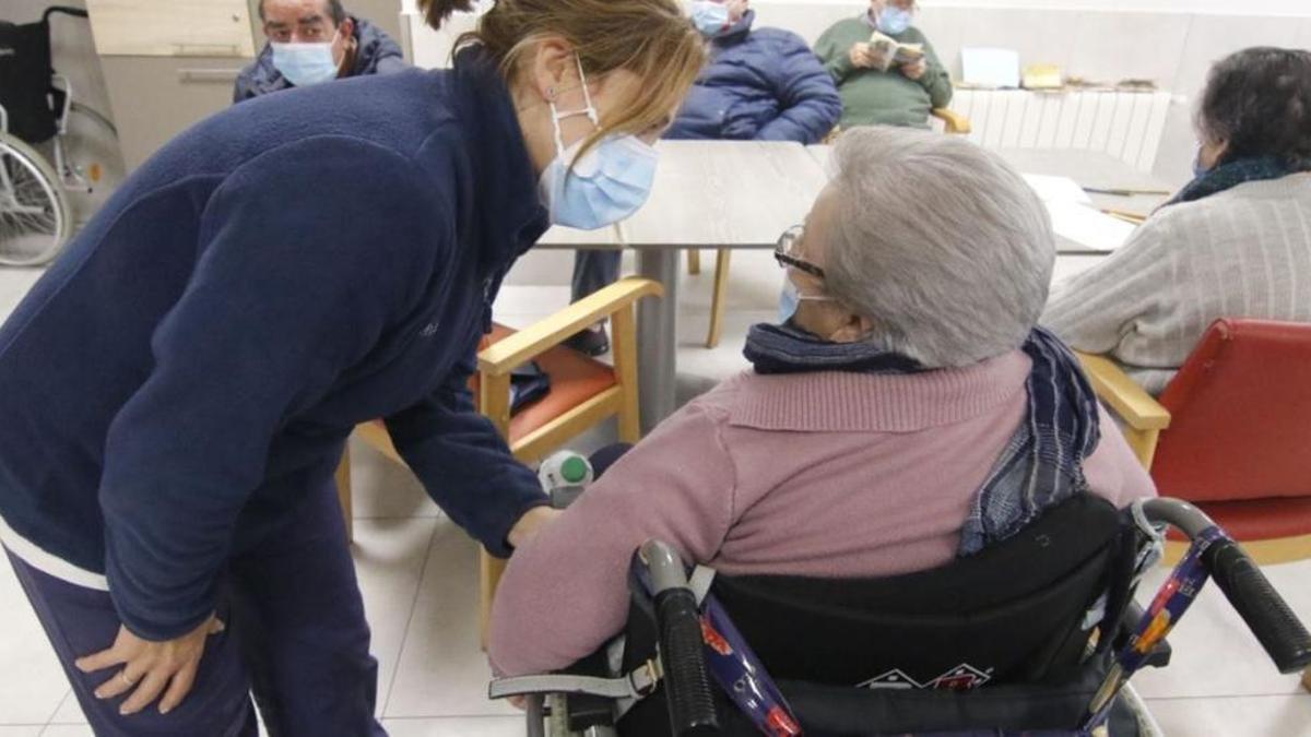 Los cuidados y la asistencia a personas mayores y dependientes generará mucho empleo en los próximos años.