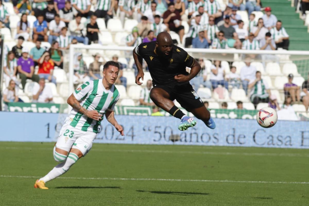 Willems depeja un balón en presencia de Carracedo.