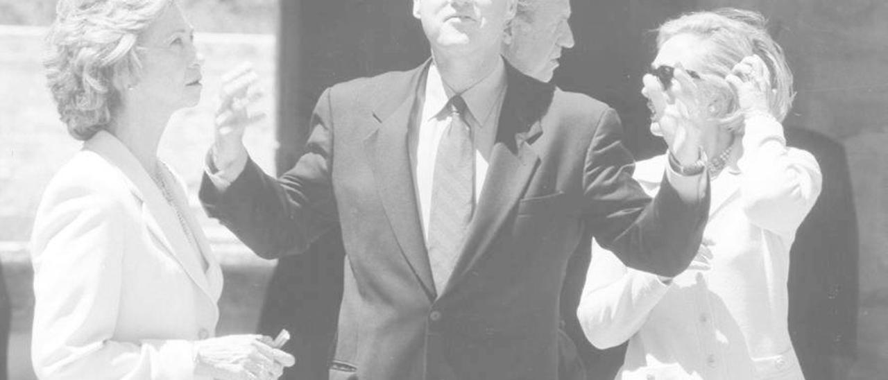 El entonces presidente Bill Clinton, fascinado con el Castell de Bellver.