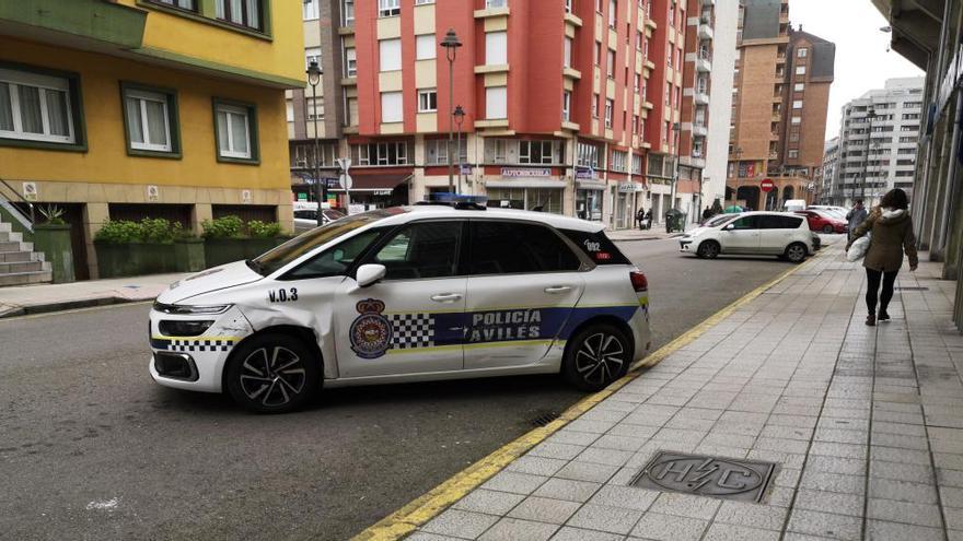 Estado en el que quedó el coche patrulla tras ser embestido por el detenido