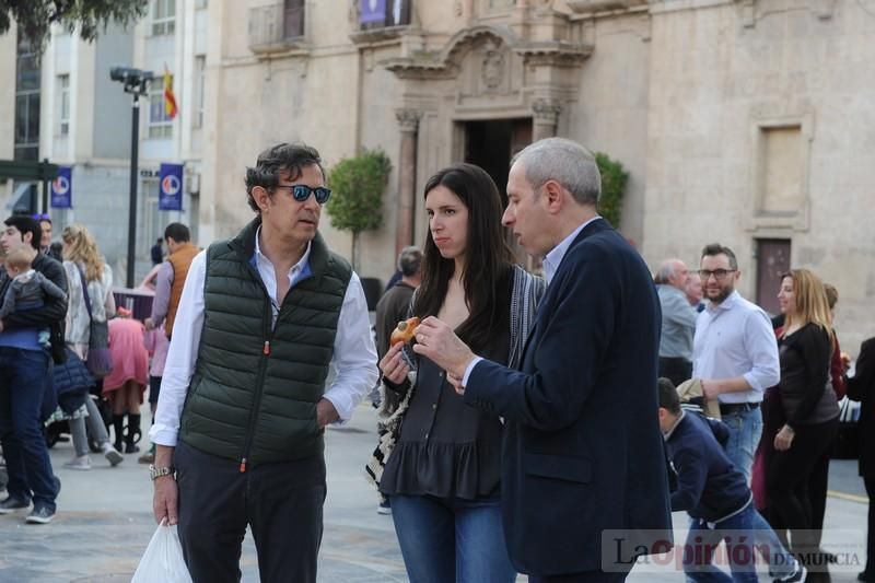 Reparto de monas en la Plaza de San Agustín de Murcia