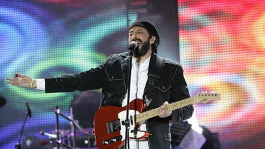 Fotografía de archivo de Juan Luis Guerra durante un concierto.