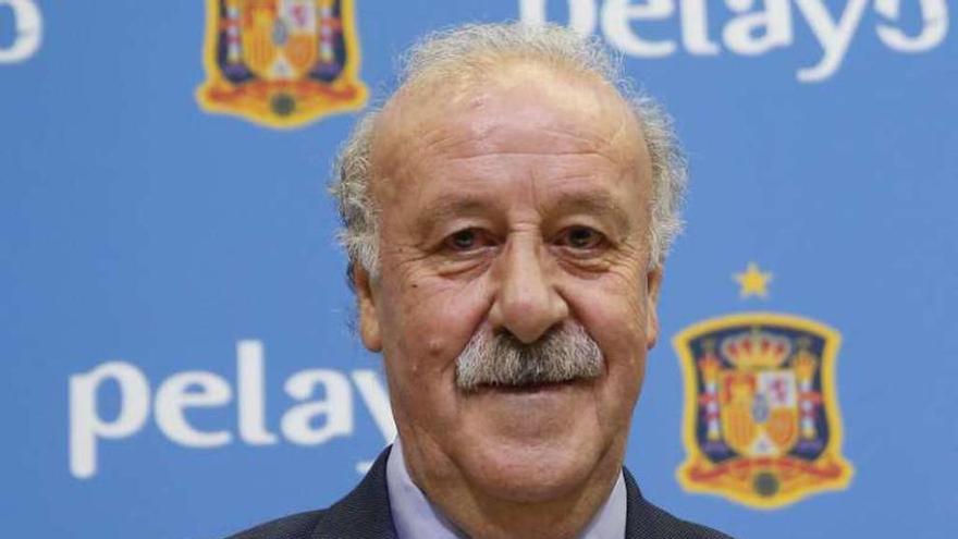 Del Bosque posa con su libro el día de la presentación.