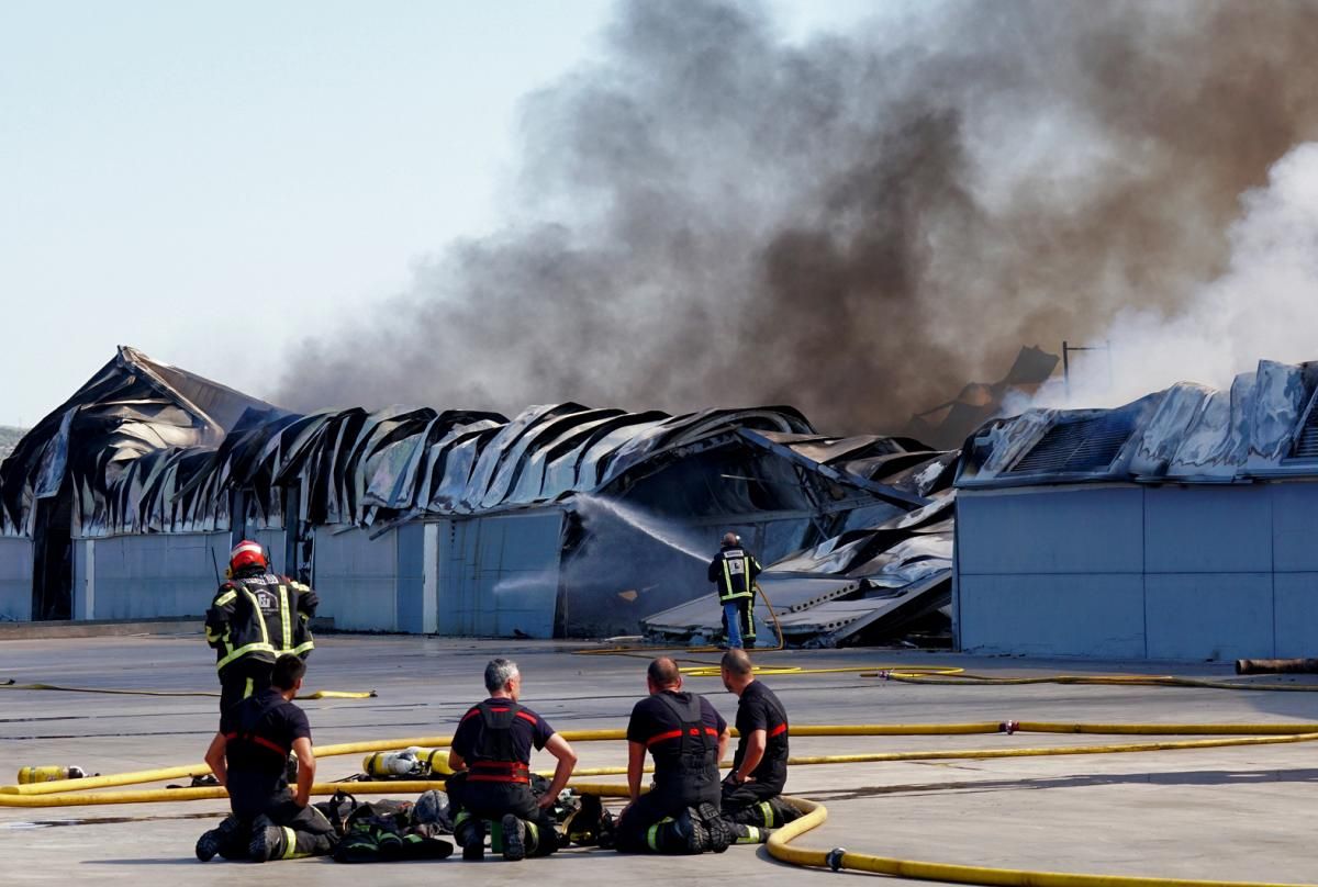 Un incendio arrasa una fábrica de muebles de baño en Villa del Río