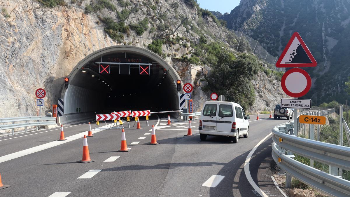 Imagen del túnel de Tresponts, en la C-14, en septiembre de 2022, cerrado por la avería de un ventilador.