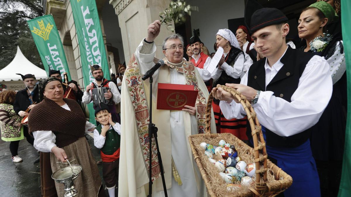 VIDEO: La Pola consolida la tradición de la bendición de los Güevos Pintos en bable, este año con dedicatoria al campo asturiano