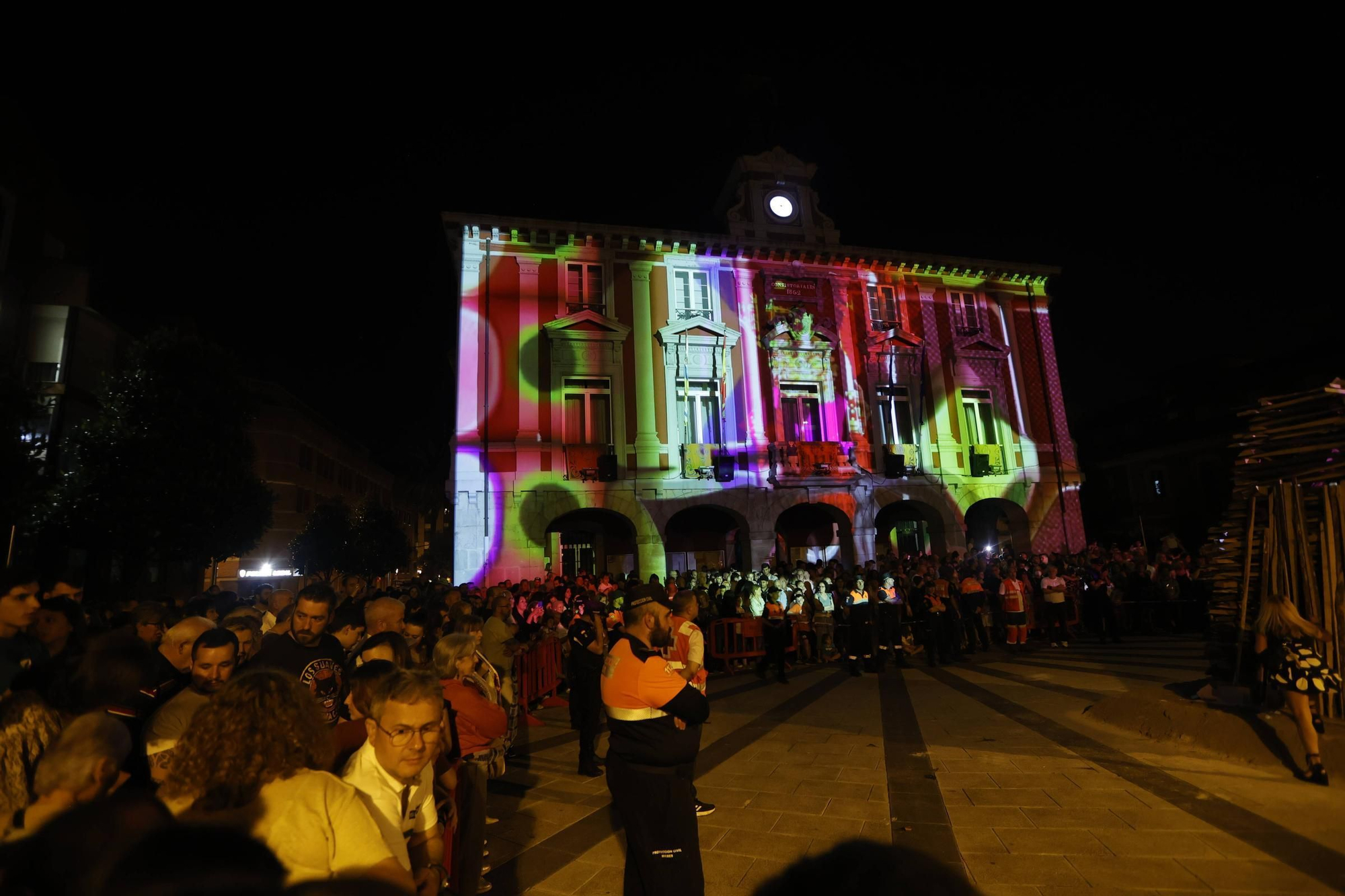 Así fue la hoguera de San Xuan en Mieres: arte, fuego y un dragón gigante