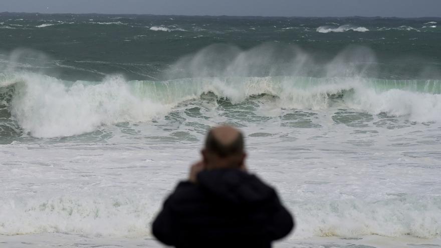 Un hombre observa las olas en A Coruña.