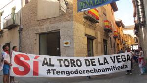 Miembros de la peña El Oasis de Tordesillas muestran a EL PERIÓDICO la pancarta que encabezará la protesta del martes, previa al Toro de la Vega. 