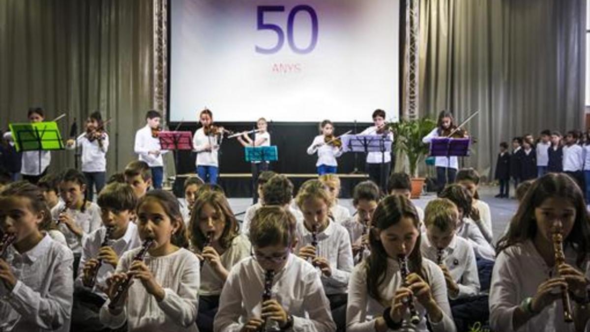 Fiesta 8Actuación musical de alumnos de la escuela Aula en el acto de celebración del 50 aniversario del centro, ayer.