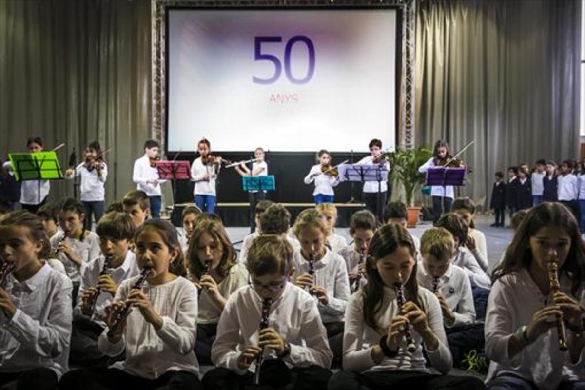 Fiesta 8Actuación musical de alumnos de la escuela Aula en el acto de celebración del 50 aniversario del centro, ayer. Fiesta 8Actuación musical de alumnos de la escuela Aula en el acto de celebración del 50 aniversario del centro, ayer.
