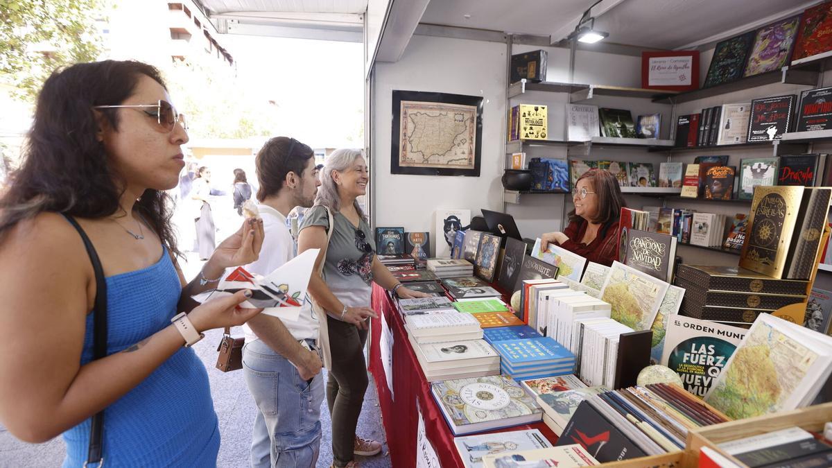 Una usuaria de la Feria del Libro de Córdoba del año pasado, con una porción de pastel cordobés.