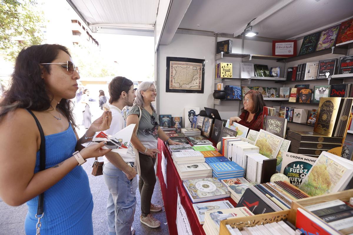 Feria del Libro, ambiente y pastel cordobes por la compra de un libro por el día de San Rafael