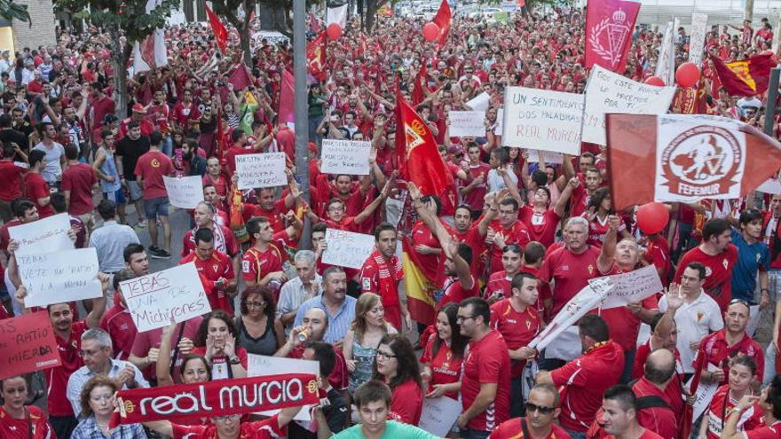 Miles de personas protestan en Murcia.