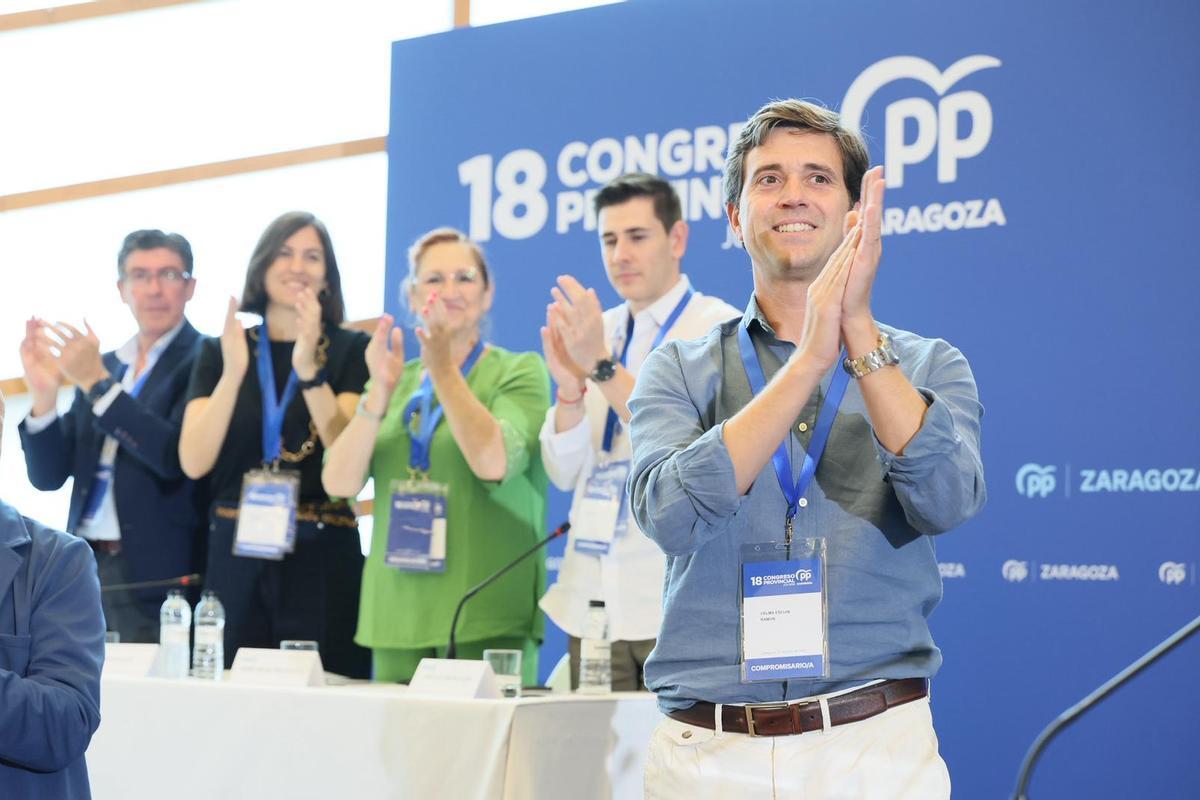 Ramón Celma, reelegido presidente del PP de Zaragoza, saluda en el Congreso Provincial de este sábado.