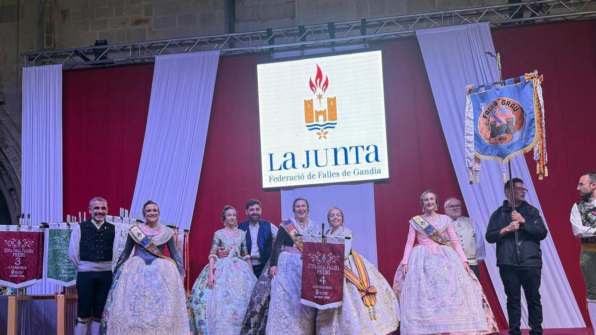 La falla Grau recoge uno de los premios en la plaza Major de Gandia.