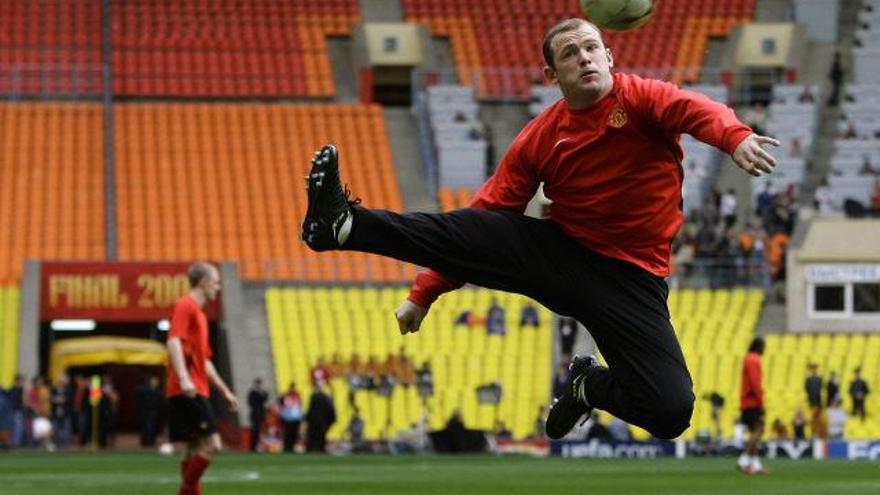 El jugador del manchester, Wayne Rooney, en pleno entrenamiento en Moscú.