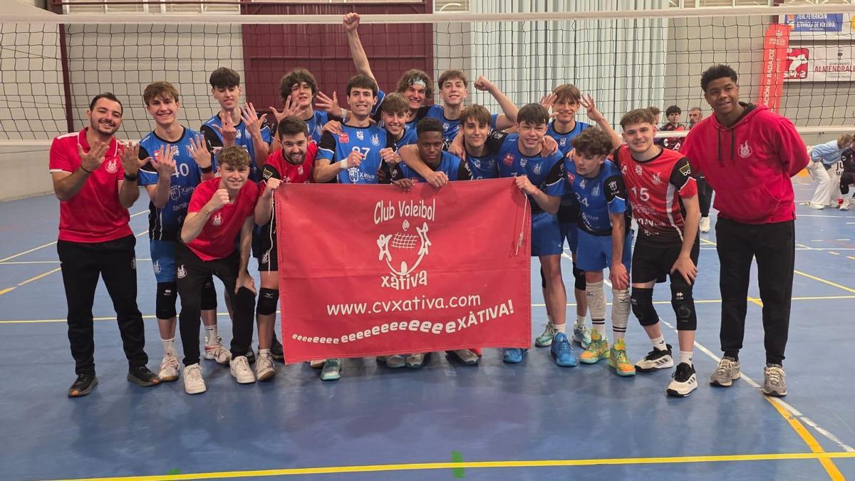 Los jugadores del Xàtiva Voleibol junior masculino en el Campeonato de España, en Extremadura.