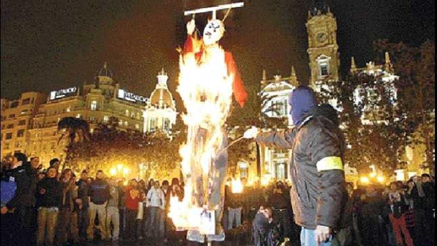 Acto final

. 

La quema de un muñeco que simbolizaba a los partidos de extrema derecha puso fin a la protesta en la plaza del Ayuntamiento.