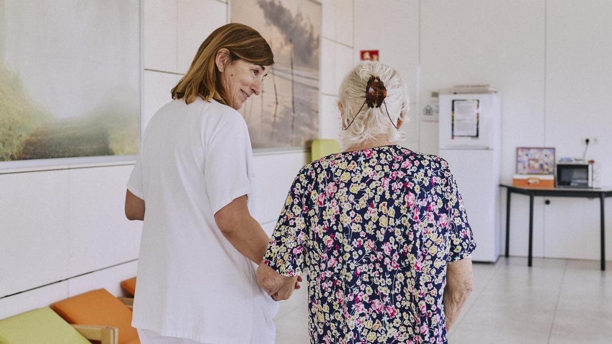 Profesionales apoyan a los pacientes en centros sanitarios y domicilios.