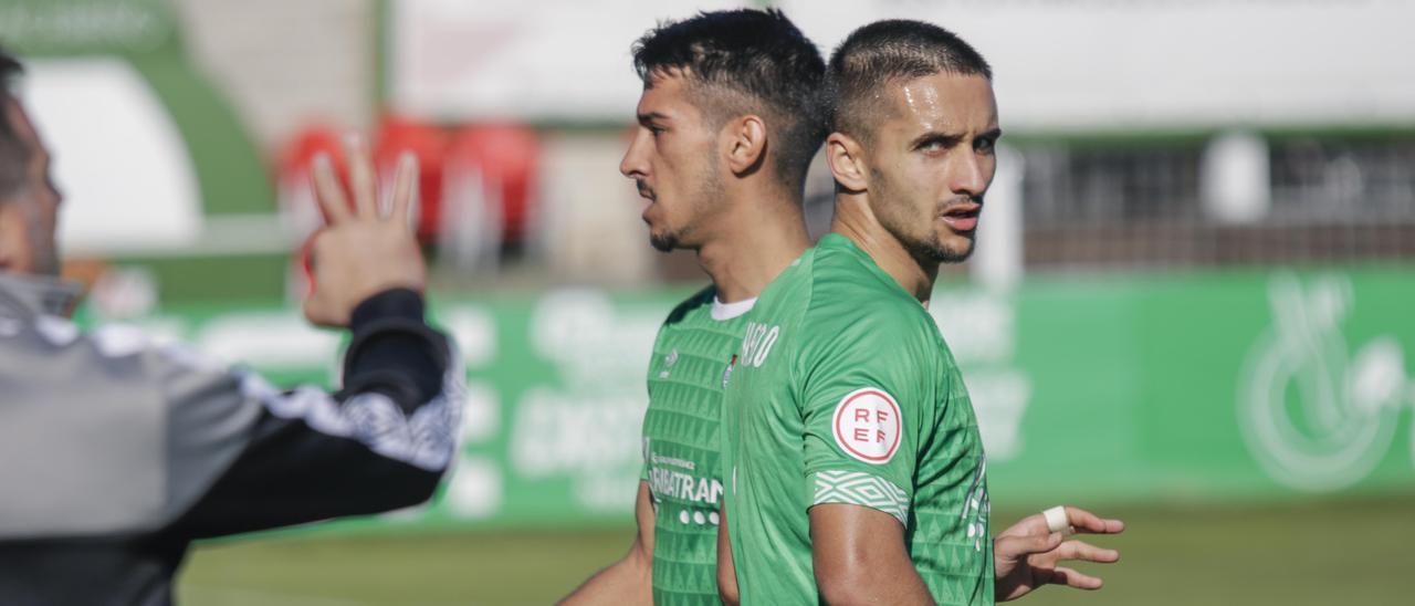 Jorge Barba y Luis Aguado reciben indicaciones de Cobos en el Cacereño-Ceuta de la primera vuelta (2-0).