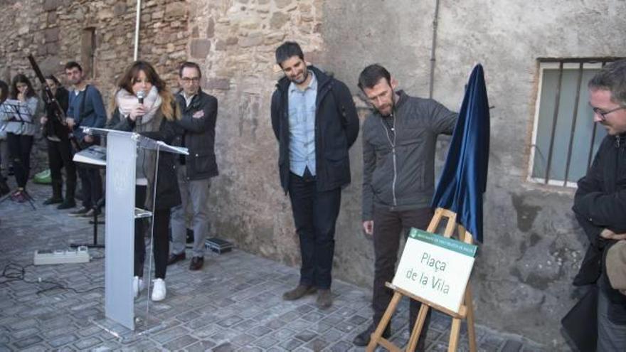 El regidor Cristian Marc Huerta va descobrir la placa que dóna nom a la plaça de la Vila de Sant Fruitós