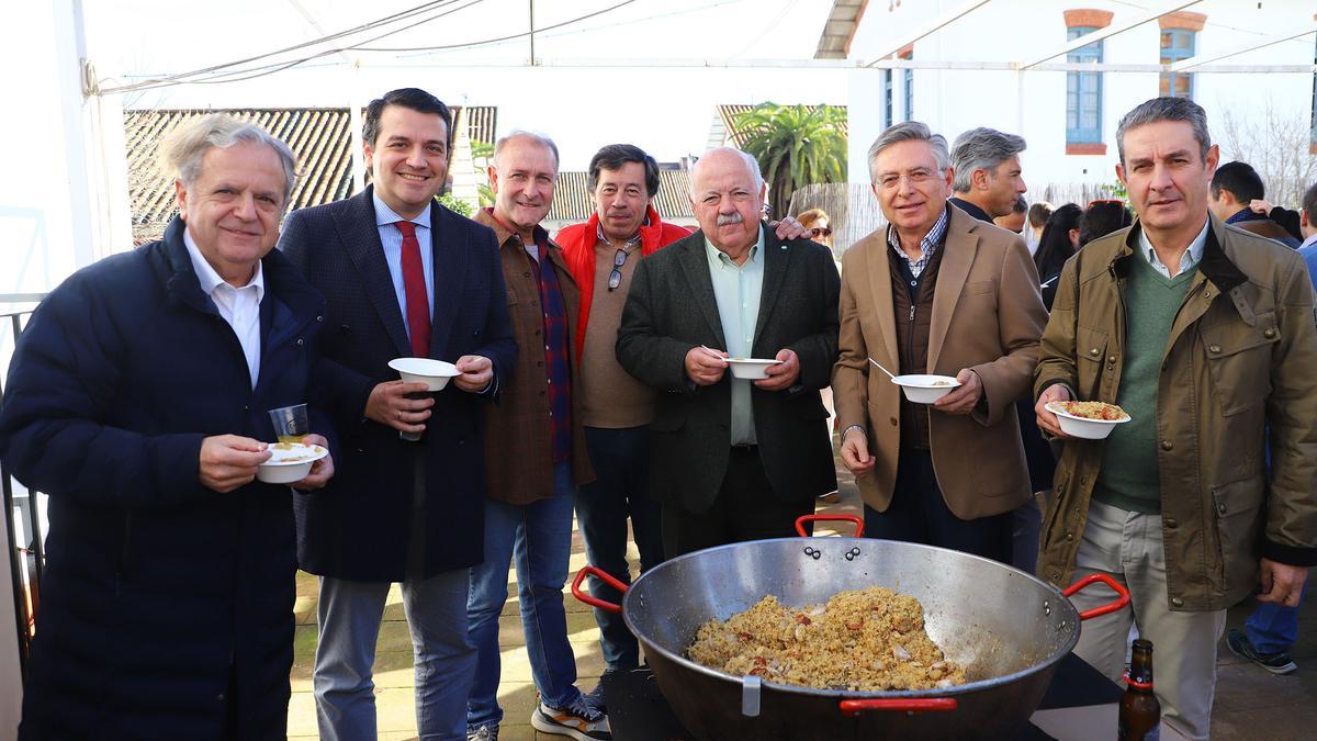 Autoridades y representantes de los Hermanos de la Cruz Blanca y del colectivo que organiza la cita.