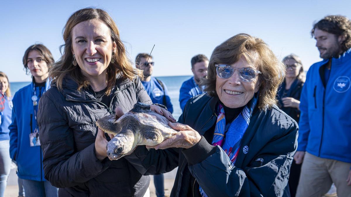 María José Catalá i Sylvia Earle, durant la solta de la tortuga ‘Hope’, aquest dimarts.