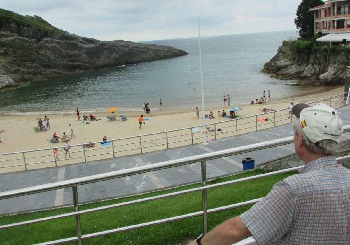 Bañistas en la playa del Sablón, ayer por la tarde.