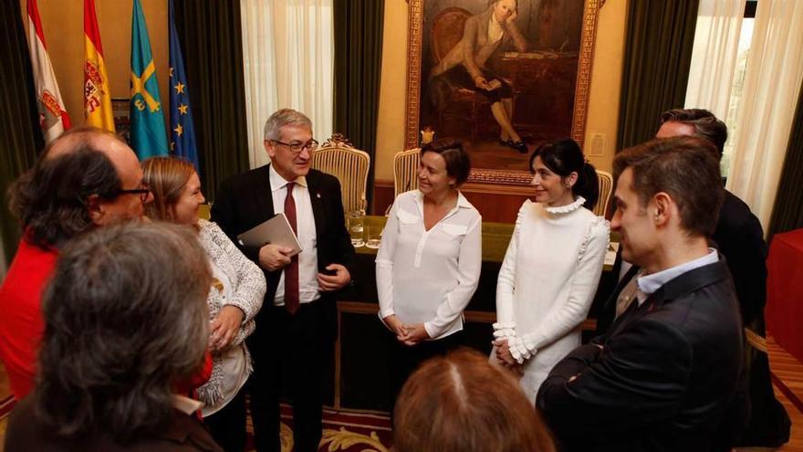 Santiago García Granda y Carmen Moriyón, rodeados de ediles tras el acto de firma del anterior convenio entre la Universidad de Oviedo y el Ayuntamiento de Gijón.