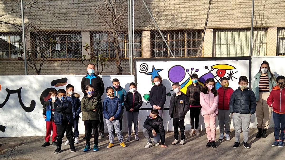 Una de les classes
que ha creat el
mural.  levante-emv