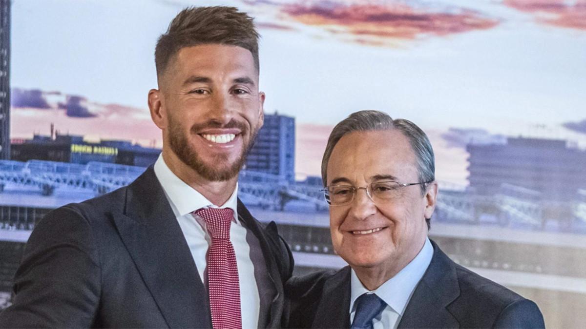 Sergio Ramos y Florentino Pérez en la firma oficial de la renovación de contrato del primero el 17 de agosto de 2015