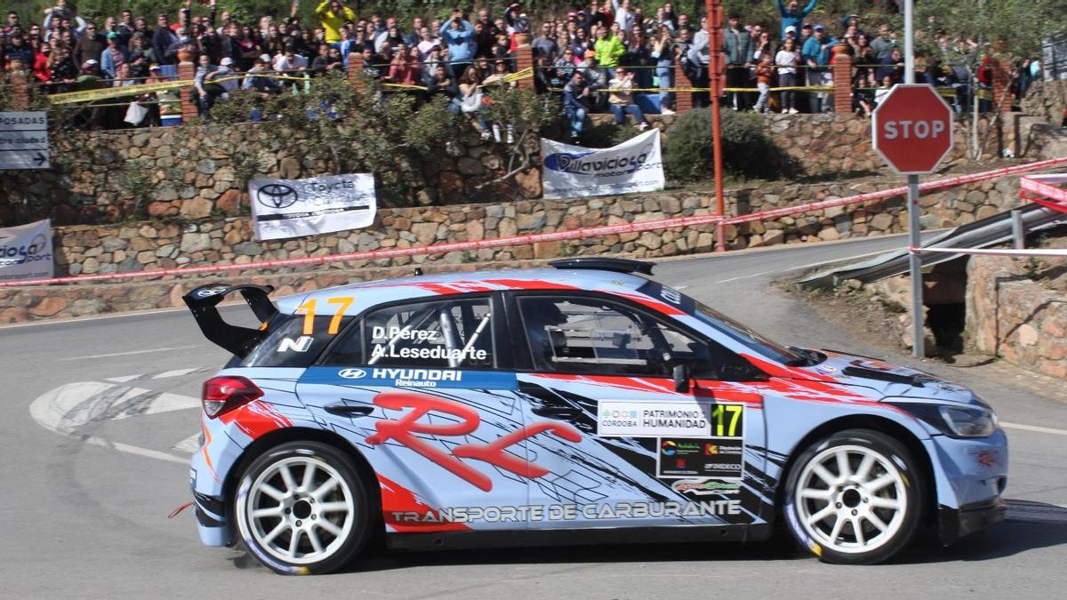 Un piloto toma una curva en la pasada edición del Rallye Sierra Morena.