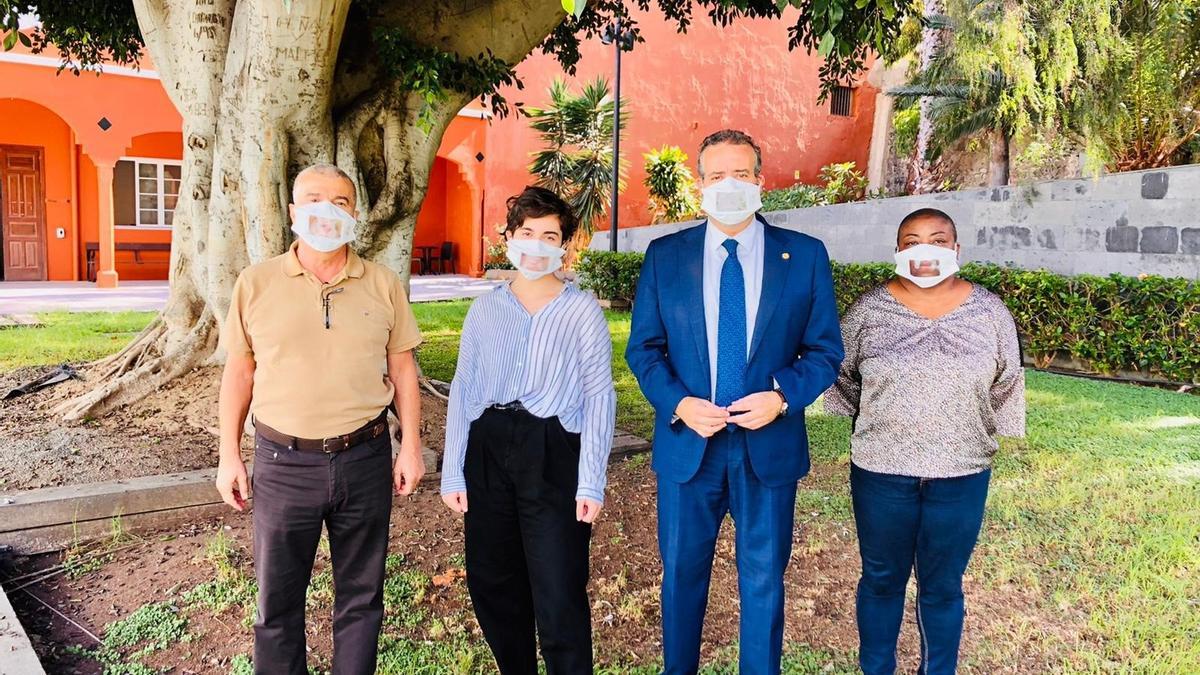 Presentación de las mascarillas para estudiantes con discapacidad auditiva.