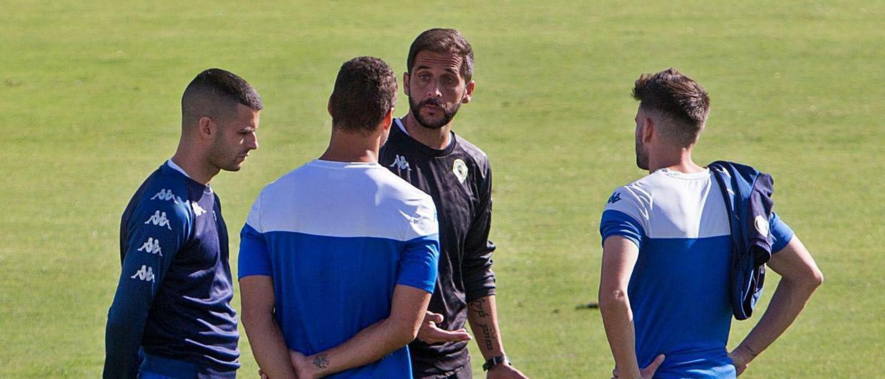 Sergio Mora intercambia pareceres con los defensas Álex Martínez, Tano Bonnín y Raúl Ruiz, ayer. |