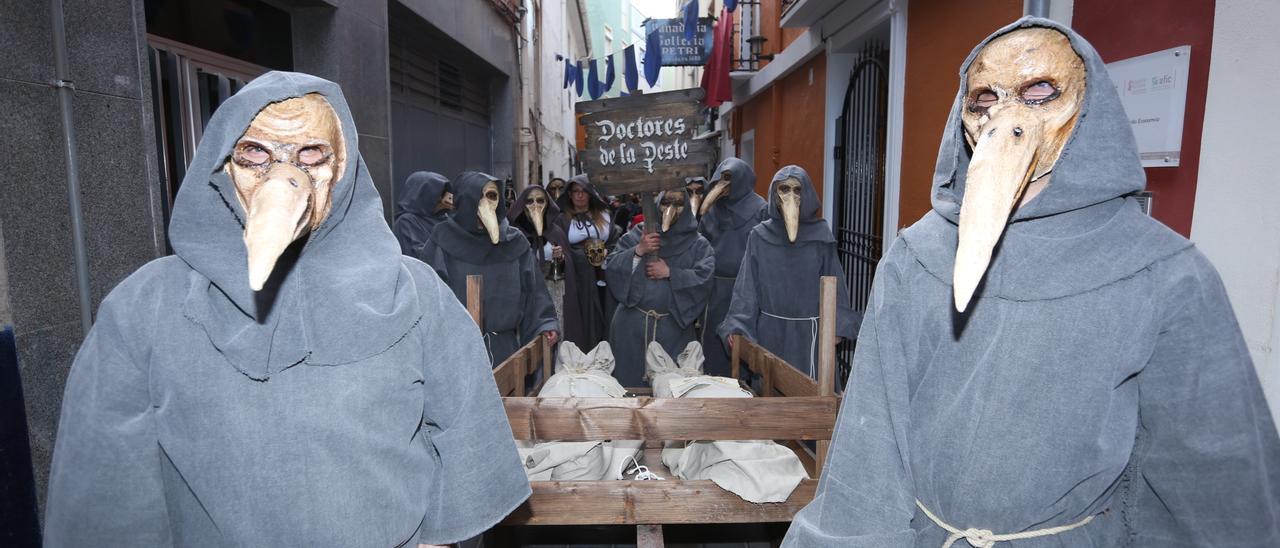 Los doctores de la peste recorriendo las calles de Villena.