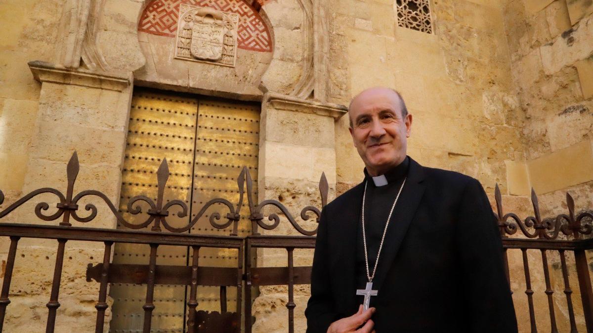 El obispo de Córdoba, Jesús Fernández, ante una de las puertas de la Mezquita-Catedral.