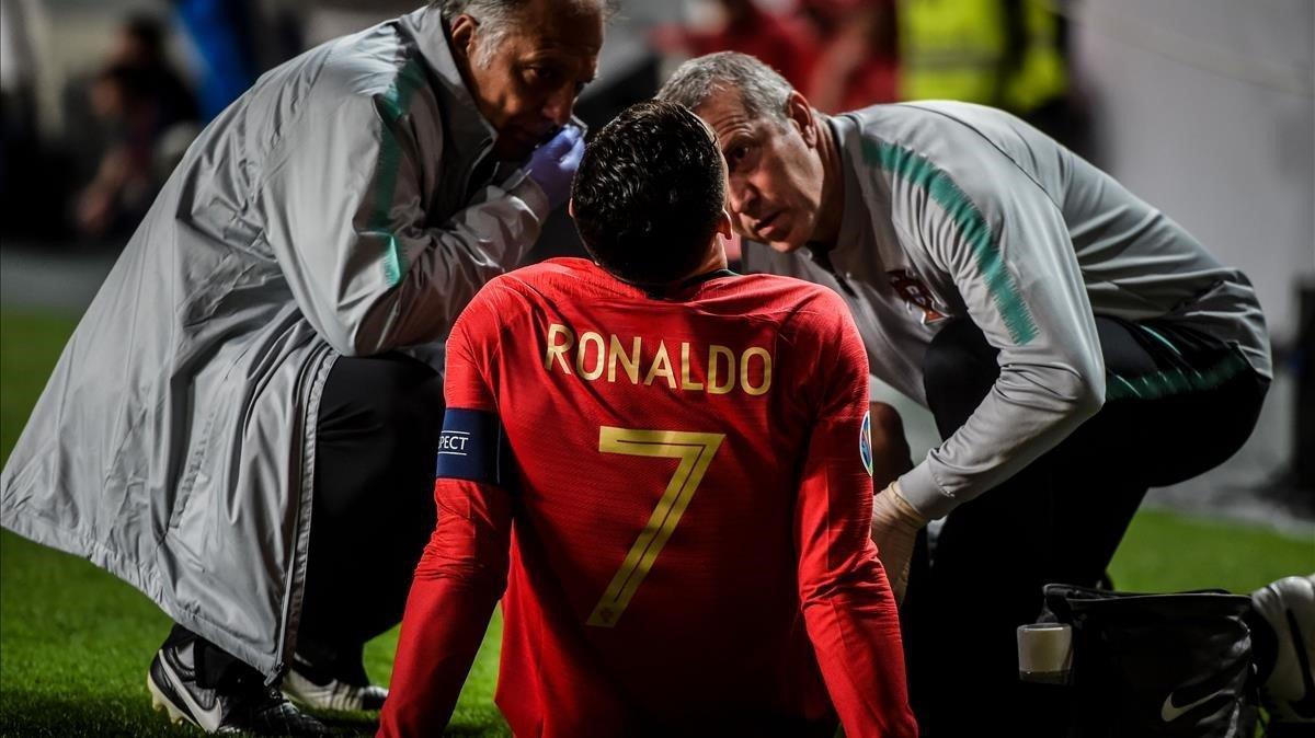 aguasch47510070 topshot   doctors check on portugal s forward cristiano rona190328125700