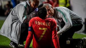 aguasch47510070 topshot   doctors check on portugal s forward cristiano rona190328125700