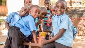 Niños de una comunidad de África de las que reciben ayuda de Mary’s Meals.
