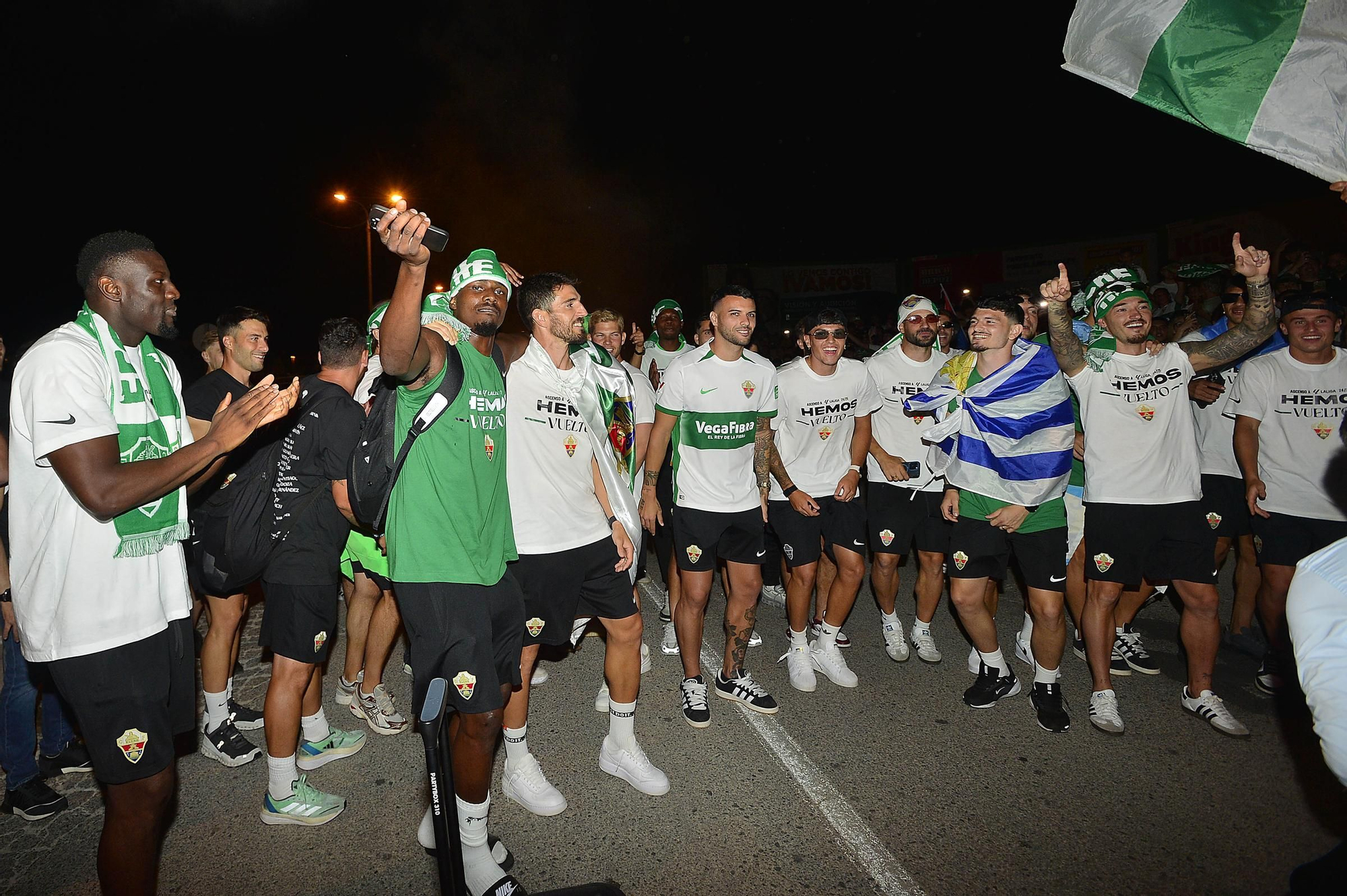 La afición del Elche recibe a los héroes del ascenso a su llegada al Martínez Valero