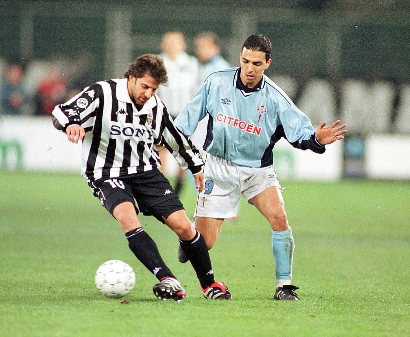 REVIVO 2-3-00 Cameselle Disputando un bal�n ante Del Piero contra la Juventus en Tur�n.jpg